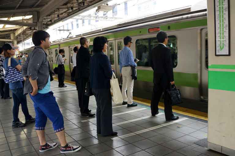 mentalité file pour entrer métro jpn
