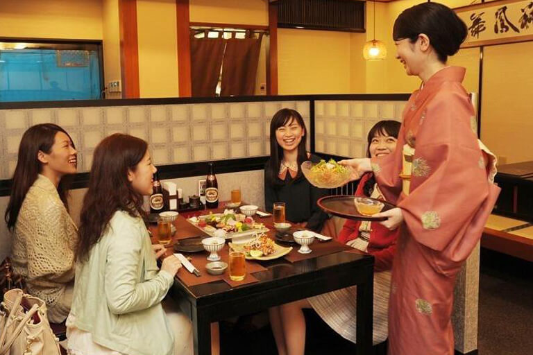 serveuse chinoise en robe traditionnelle