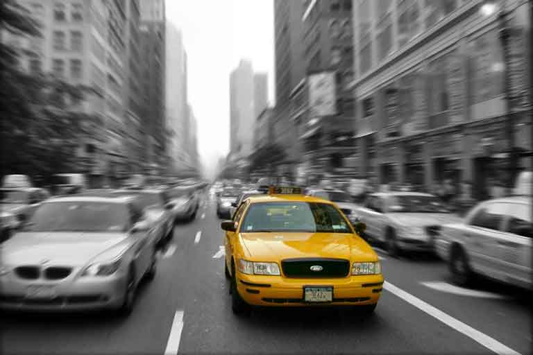Taxi jaune dans une ville