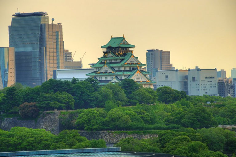 haut du palais impérial tokyo entouré buldings modernes
