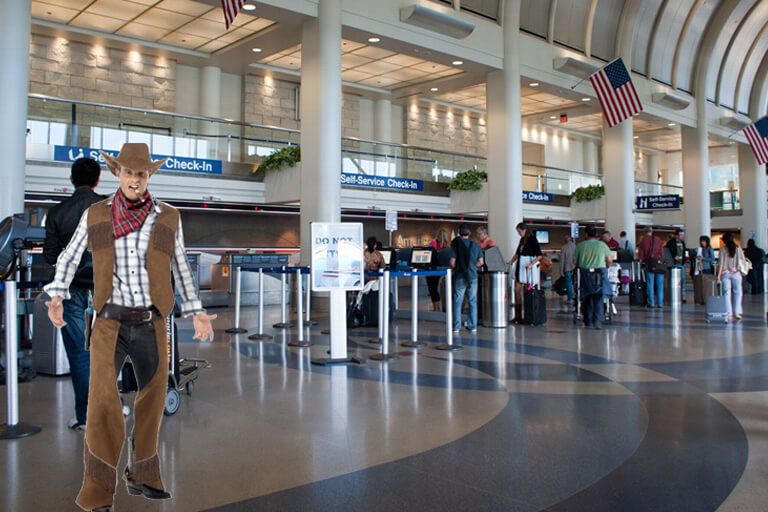 cowboy à l'entrée embarquement aéroport