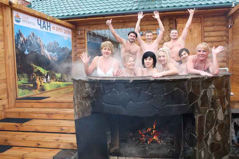 parodie de'un groupe de Russes dans une grande baignoire